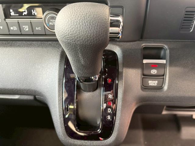 Ｎ－ＢＯＸカスタム ターボ４ＷＤ　■届出済未使用【純正８型ナビ・両電動スライド・　衝突軽減・追従クルコン・ヒーター付きハーフレザーシート】車線逸脱警報／Ｂカメラ／フルセグＴＶ／ＢＴ／純正１５ＡＷ／ＬＥＤオートライト／ソナー／フォグ／ブレーキホールド／ヘッドライトレベライザー／保証書（9枚目）