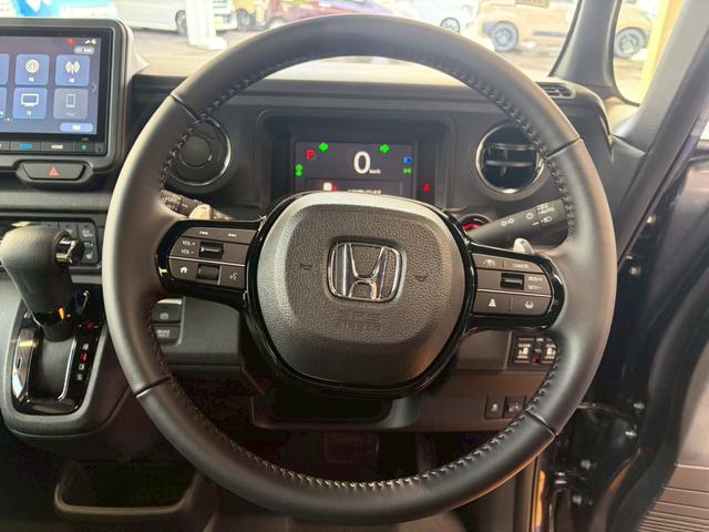 Ｎ－ＢＯＸカスタム ターボ４ＷＤ　■届出済未使用【純正８型ナビ・両電動スライド・　衝突軽減・追従クルコン・ヒーター付きハーフレザーシート】車線逸脱警報／Ｂカメラ／フルセグＴＶ／ＢＴ／純正１５ＡＷ／ＬＥＤオートライト／ソナー／フォグ／ブレーキホールド／ヘッドライトレベライザー／保証書（26枚目）