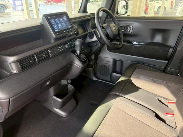 Ｎ－ＢＯＸカスタム ターボ４ＷＤ　■届出済未使用【純正８型ナビ・両電動スライド・　衝突軽減・追従クルコン・ヒーター付きハーフレザーシート】車線逸脱警報／Ｂカメラ／フルセグＴＶ／ＢＴ／純正１５ＡＷ／ＬＥＤオートライト／ソナー／フォグ／ブレーキホールド／ヘッドライトレベライザー／保証書（34枚目）