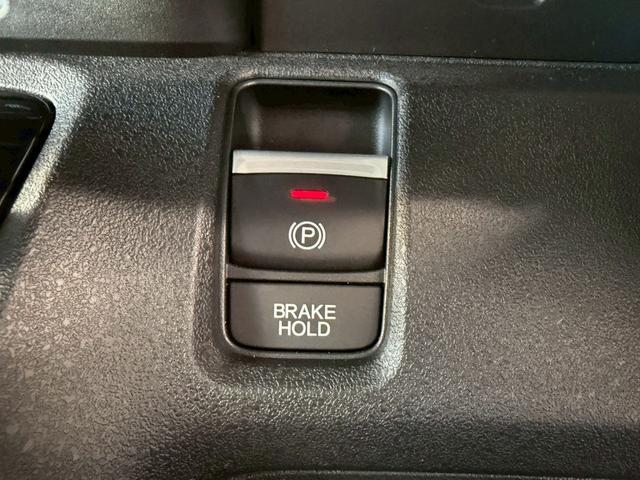 Ｎ－ＢＯＸカスタム ターボ４ＷＤ　■届出済未使用【純正８型ナビ・両電動スライド・　衝突軽減・追従クルコン・ヒーター付きハーフレザーシート】車線逸脱警報／Ｂカメラ／フルセグＴＶ／ＢＴ／純正１５ＡＷ／ＬＥＤオートライト／ソナー／フォグ／ブレーキホールド／ヘッドライトレベライザー／保証書（63枚目）