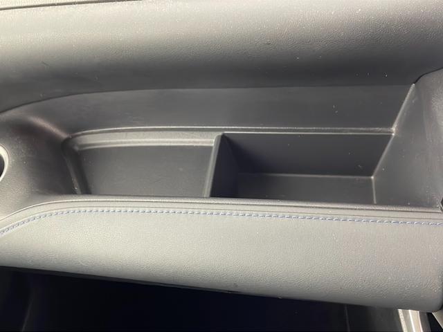 ヴォクシー ハイブリッドS-Z 純正ディスプレイオーディオ バックカメラ ETC2.0 トヨタセーフティセンス ドライブレコーダー 電動リアゲート 両側パワースライドドア シートヒーター HDMI オットマン 純正アルミホイール(28枚目)