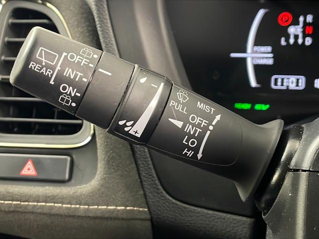 ヴェゼル ハイブリッドRS・ホンダセンシング 純正ナビ バックカメラ フルセグテレビ ビルトインETC レーダークルーズコントロール 衝突被害軽減ブレーキ シートヒーター パドルシフト 自動防眩式ルームミラー ハーフレザーシート プッシュスタート(13枚目)