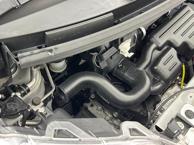 劣化から守って光沢をキープする『モールコート』。樹脂パーツの劣化を防止し、ガラス被膜により、白化を予防するなど光り輝く色をキープするのに効果を発揮します。