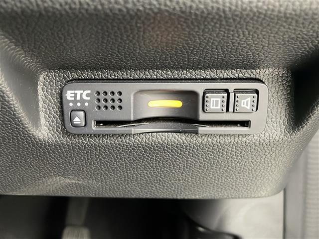 フリードハイブリッド ハイブリッド・Gホンダセンシング 社外ナビ バックカメラ 前方ドライブレコーダー ビルトインETC アダプティブクルーズコントロール 衝突軽減ブレーキ 車線逸脱警報 先行車発進 標識認識 社外フロアマット 純正18インチアルミホイール(6枚目)