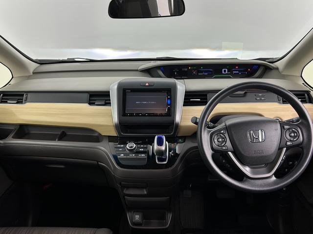 フリードハイブリッド ハイブリッド・Gホンダセンシング 純正ナビ バックカメラ 両側パワースライドドア ビルトインETC 衝突軽減システム レーダークルーズコントロール レーンキープアシスト LEDヘッドライト オートライト 純正フロアマット スマートキー(8枚目)