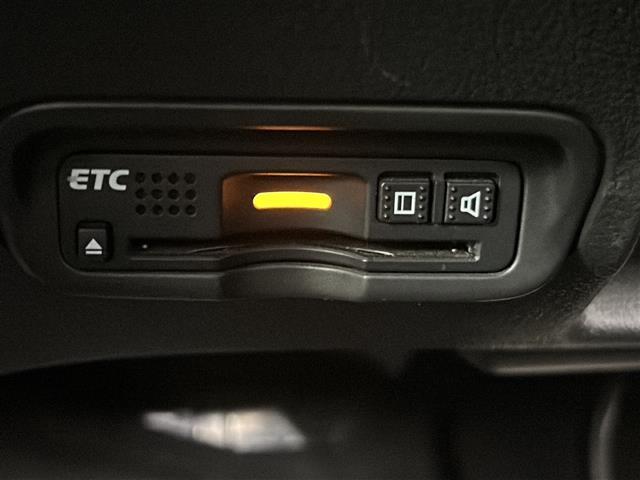ヴェゼル ハイブリッドＲＳ・ホンダセンシング　純正ナビ　バックカメラ　ＥＴＣ　追従式クルーズコントロール　衝突軽減ブレーキ　車線逸脱警報　電子パーキングシステム　ブレーキホールド　パドルシフト　アルミペダル　純正フロアマット　純正ドアバイザー（4枚目）