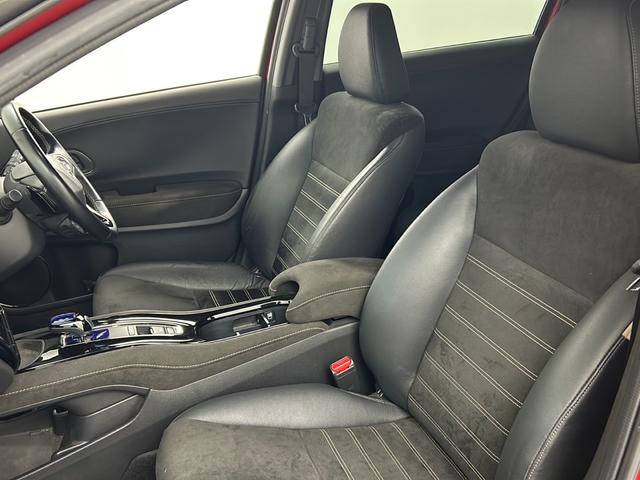 ヴェゼル ハイブリッドＲＳ・ホンダセンシング　純正ナビ　バックカメラ　ＥＴＣ　追従式クルーズコントロール　衝突軽減ブレーキ　車線逸脱警報　電子パーキングシステム　ブレーキホールド　パドルシフト　アルミペダル　純正フロアマット　純正ドアバイザー（37枚目）