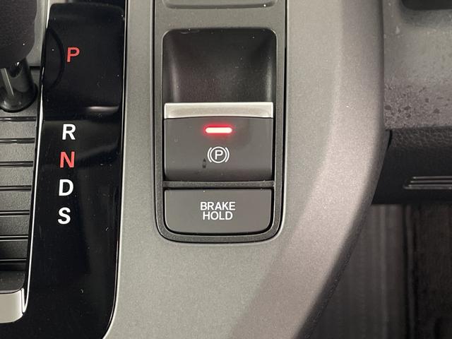 フリード クロスター　純正ナビ　バックカメラ　ＢＳＭ　前席シートヒーター　ＥＴＣ　両側パワースライドドア　レーダークルーズコントロール　衝突軽減システム　レーンキープアシスト　オートブレーキホールド　純正アルミホイール（17枚目）