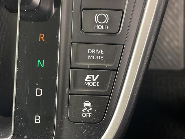 ノア ハイブリッドZ 純正ナビ 地デジフルセグ バックカメラ ETC2.0 追従式クルーズコントロール 車線逸脱警報 衝突軽減ブレーキ オートマチックハイビーム シートヒーター AC100V オットマン 純正ドアバイザー(17枚目)