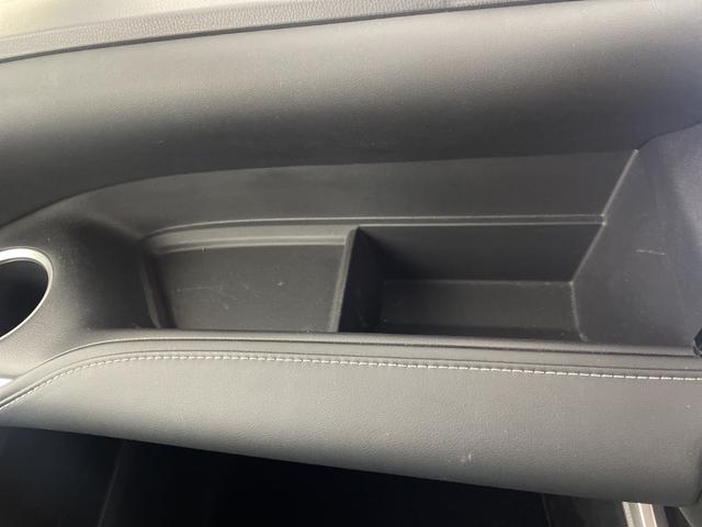 ノア ハイブリッドZ 純正ナビ 地デジフルセグ バックカメラ ETC2.0 追従式クルーズコントロール 車線逸脱警報 衝突軽減ブレーキ オートマチックハイビーム シートヒーター AC100V オットマン 純正ドアバイザー(25枚目)