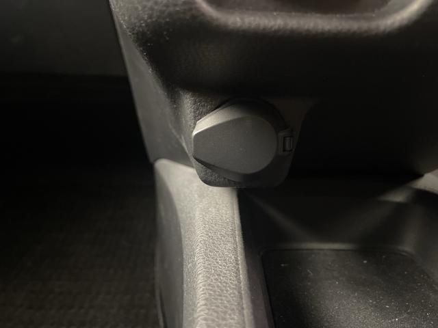 ノア ハイブリッドZ 純正ナビ 地デジフルセグ バックカメラ ETC2.0 追従式クルーズコントロール 車線逸脱警報 衝突軽減ブレーキ オートマチックハイビーム シートヒーター AC100V オットマン 純正ドアバイザー(29枚目)