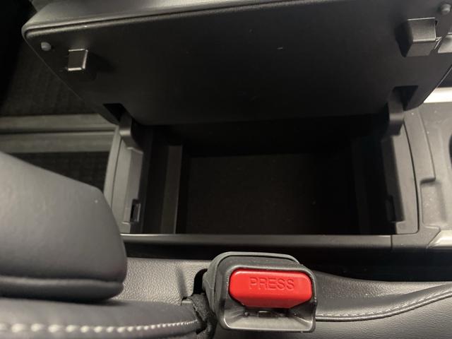 ノア ハイブリッドZ 純正ナビ 地デジフルセグ バックカメラ ETC2.0 追従式クルーズコントロール 車線逸脱警報 衝突軽減ブレーキ オートマチックハイビーム シートヒーター AC100V オットマン 純正ドアバイザー(31枚目)