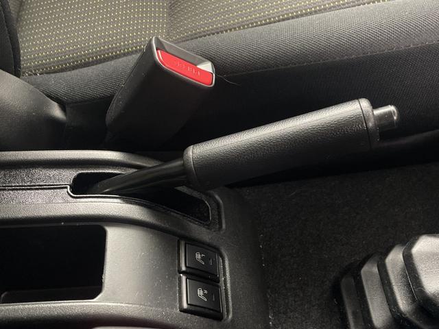 ジムニーシエラ JL シートヒーター 車線逸脱警報 衝突軽減ブレーキ クリアランスソナー ダウンヒルアシストコントロール フロントフォグランプ ヒーテッドミラー 背面タイヤ 電動格納ミラー アイドリングストップ スマートキ(15枚目)