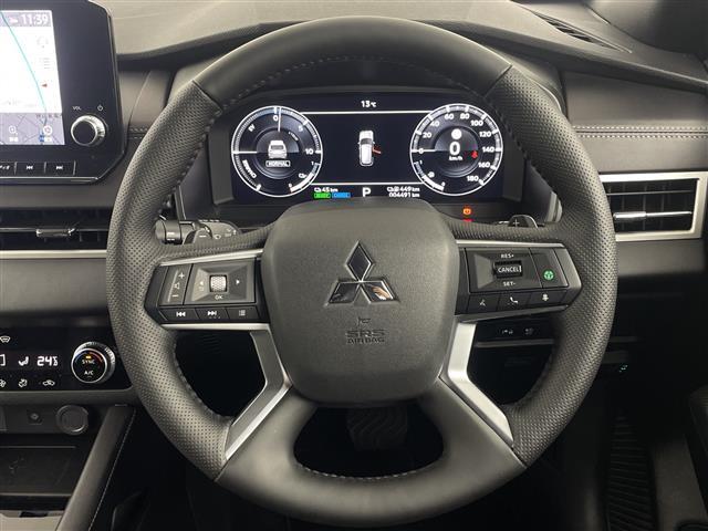 アウトランダーPHEV ブラックエディション 純正12.3インチナビ 全方位カメラ マイパイロット BSM ETC2.0 前後ドライブレコーダー AC100V ワイヤレス充電 パドルシフト ステアリングヒーター シートヒーター 電動リアゲート(8枚目)