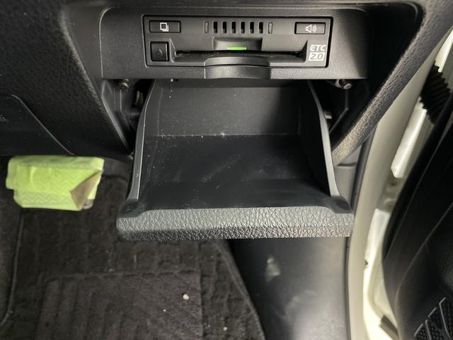 エスクァイア Ｇｉ　プレミアムパッケージ　ブラックテーラード　純正ナビ　バックカメラ　ビルトインＥＴＣ２．０　クルーズコントロール　衝突軽減システム　シートヒーター　ステアリングヒーター　オートマティックハイビーム　両側パワースライドドア　純正アルミホイール（6枚目）