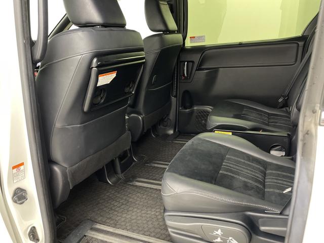 エスクァイア Ｇｉ　プレミアムパッケージ　ブラックテーラード　純正ナビ　バックカメラ　ビルトインＥＴＣ２．０　クルーズコントロール　衝突軽減システム　シートヒーター　ステアリングヒーター　オートマティックハイビーム　両側パワースライドドア　純正アルミホイール（44枚目）