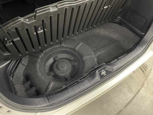 エスクァイア Ｇｉ　プレミアムパッケージ　ブラックテーラード　純正ナビ　バックカメラ　ビルトインＥＴＣ２．０　クルーズコントロール　衝突軽減システム　シートヒーター　ステアリングヒーター　オートマティックハイビーム　両側パワースライドドア　純正アルミホイール（51枚目）