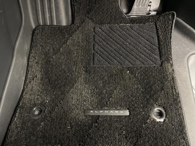 アルファードハイブリッド Ｚ　左右独立ムーンルーフ　フリップダウンモニター　純正ディスプレイオーディオ　全方位カメラ　ＢＳＭ　前後ドライブレコーダー　ＥＴＣ２．０　ワイヤレス充電　デジタルインナーミラー　トヨタセーフティセンス（42枚目）