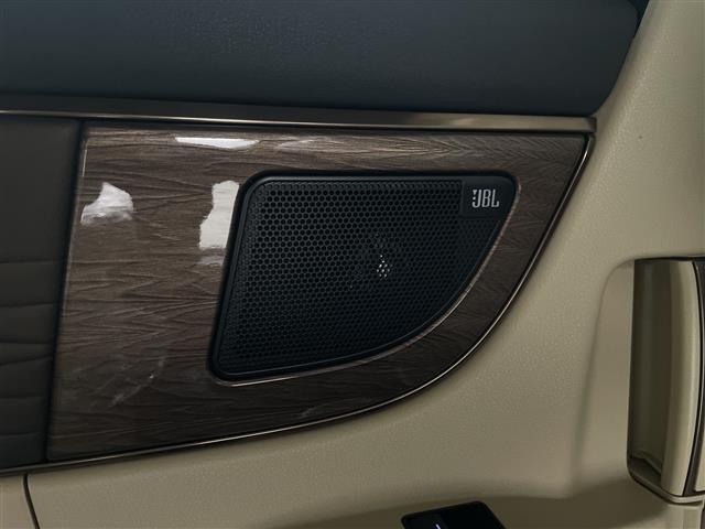 アルファードハイブリッド エグゼクティブラウンジ　左右独立ムーンルーフ　ＪＢＬサウンド　後席モニター　純正ナビ機能付きディスプレイオーディオ　全方位カメラ　ＢＳＭ　パワーバックドア　デジタルインナーミラー　シートヒーター　エアシート　自動駐車システム（3枚目）