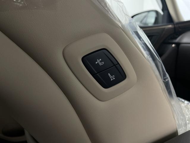 アルファードハイブリッド エグゼクティブラウンジ　左右独立ムーンルーフ　ＪＢＬサウンド　後席モニター　純正ナビ機能付きディスプレイオーディオ　全方位カメラ　ＢＳＭ　パワーバックドア　デジタルインナーミラー　シートヒーター　エアシート　自動駐車システム（29枚目）