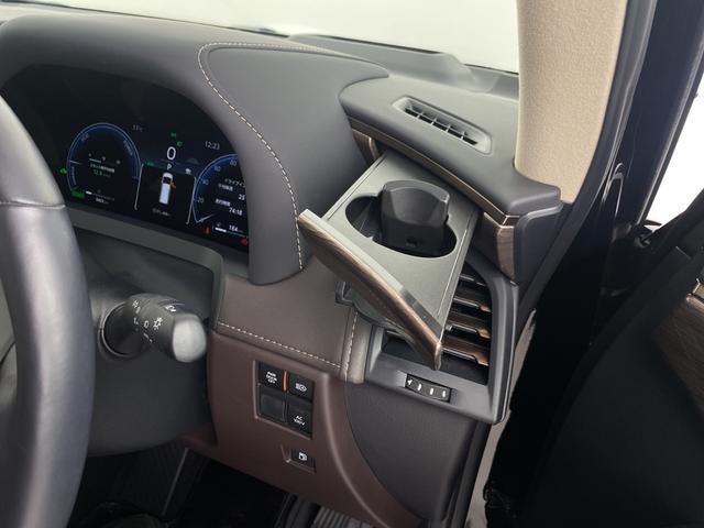 アルファードハイブリッド エグゼクティブラウンジ　左右独立ムーンルーフ　ＪＢＬサウンド　後席モニター　純正ナビ機能付きディスプレイオーディオ　全方位カメラ　ＢＳＭ　パワーバックドア　デジタルインナーミラー　シートヒーター　エアシート　自動駐車システム（32枚目）