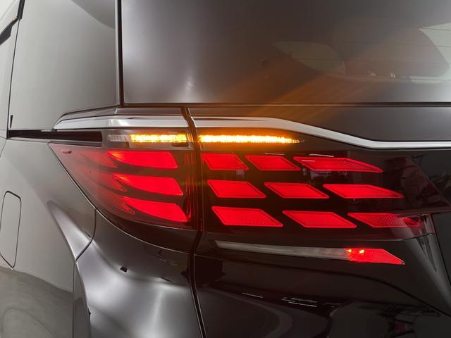 アルファードハイブリッド エグゼクティブラウンジ　左右独立ムーンルーフ　ＪＢＬサウンド　後席モニター　純正ナビ機能付きディスプレイオーディオ　全方位カメラ　ＢＳＭ　パワーバックドア　デジタルインナーミラー　シートヒーター　エアシート　自動駐車システム（63枚目）