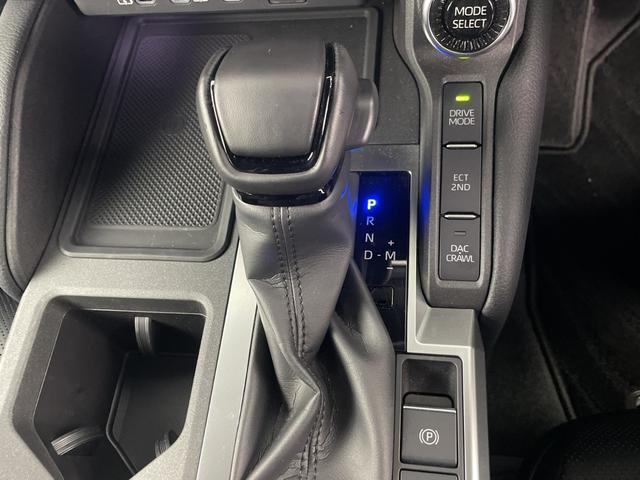 ランドクルーザー２５０ ＶＸ　サンルーフ　純正ディスプレイオーディオ　全方位カメラ　地デジフルセグ　ＥＴＣ２．０　アダプティブクルーズコントロール　ブラインドスポットモニター　シートヒーター　ベンチレーター　パワーバックドア（18枚目）