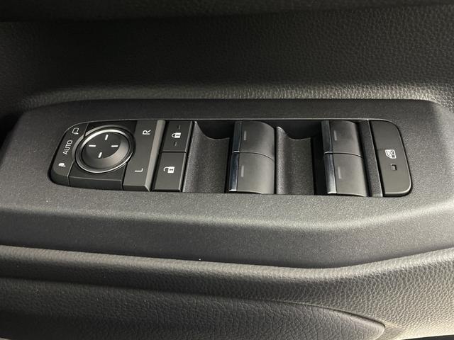 ランドクルーザー２５０ ＶＸ　サンルーフ　純正ディスプレイオーディオ　全方位カメラ　地デジフルセグ　ＥＴＣ２．０　アダプティブクルーズコントロール　ブラインドスポットモニター　シートヒーター　ベンチレーター　パワーバックドア（30枚目）