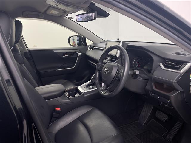 ＲＡＶ４ Ｇ　Ｚパッケージ　純正ナビ　バックカメラ　ＢＳＭ　ビルトインＥＴＣ２．０　デジタルインナーミラー　ワイヤレス充電　電動リアゲート　シートヒーター　衝突軽減ブレーキ　レーダークルーズコントロール　レーンキープアシスト（20枚目）