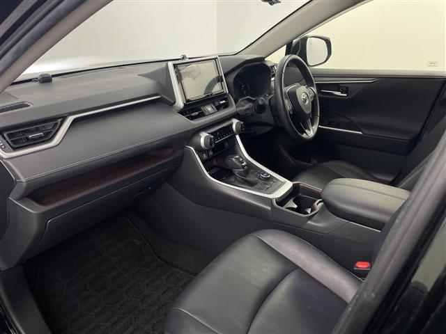 ＲＡＶ４ Ｇ　Ｚパッケージ　純正ナビ　バックカメラ　ＢＳＭ　ビルトインＥＴＣ２．０　デジタルインナーミラー　ワイヤレス充電　電動リアゲート　シートヒーター　衝突軽減ブレーキ　レーダークルーズコントロール　レーンキープアシスト（21枚目）