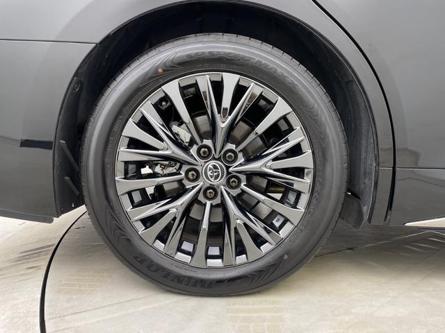 劣化から守って光沢をキープする『モールコート』。樹脂パーツの劣化を防止し、ガラス被膜により、白化を予防するなど光り輝く色をキープするのに効果を発揮します。