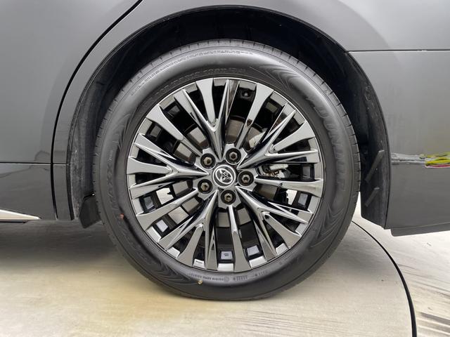 『ウロコポリッシュ』は専用の溶剤で研磨をし、気になるガラスウロコを除去します。頑固なウロコにも効果あり。お車の視界と美観をキープする為にお勧めしたい商品です。