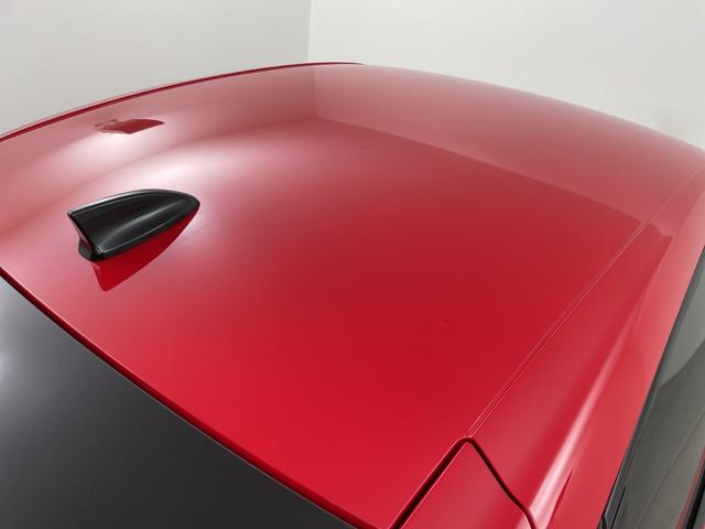 『コンフォートガード』はファブリック・コンビ・レザーの３パッケージをご用意。シートや天張り、フロアマットを光触媒でコーティングし防汚・撥水効果が期待でき、高年式や輸入車にもお勧めできる商品です。