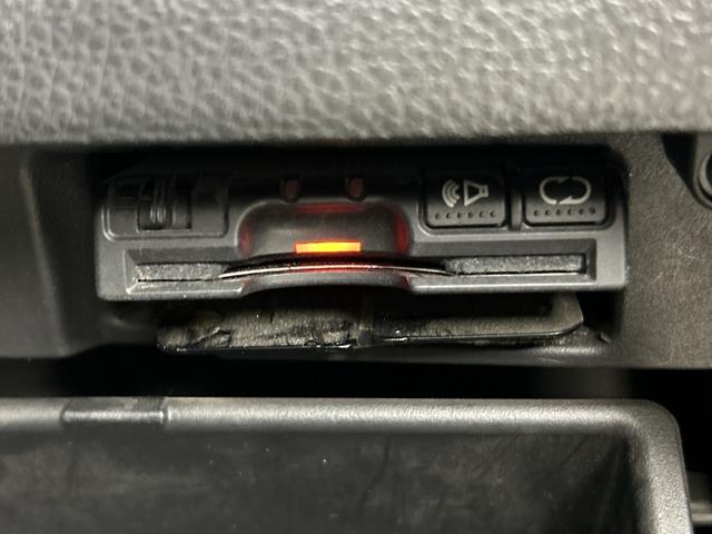 セレナ ハイウェイスター　社外後席モニター　純正ナビ（Ｂｌｕｅｔｏｏｔｈ／ＣＤ／ＤＶＤ／ｉＰｏｄ／ＵＳＢ／ＶＴＲ／ＦＭ／ＡＭ）フルセグテレビ　バックカメラ　ビルトインＥＴＣ　両側パワースライドドア　クルーズコントロール　フォグ（4枚目）