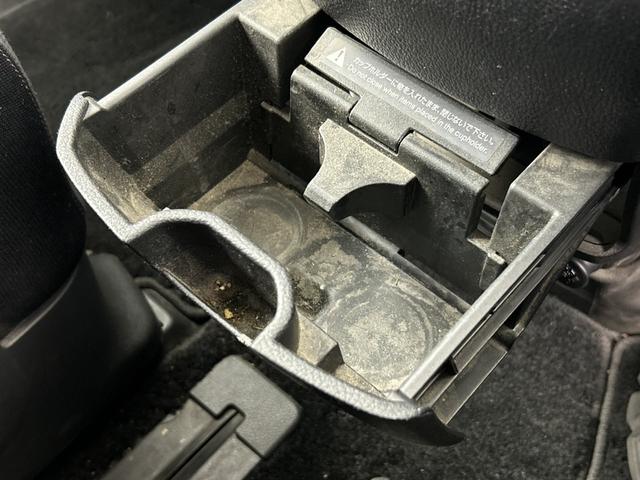 セレナ ハイウェイスター　社外後席モニター　純正ナビ（Ｂｌｕｅｔｏｏｔｈ／ＣＤ／ＤＶＤ／ｉＰｏｄ／ＵＳＢ／ＶＴＲ／ＦＭ／ＡＭ）フルセグテレビ　バックカメラ　ビルトインＥＴＣ　両側パワースライドドア　クルーズコントロール　フォグ（27枚目）