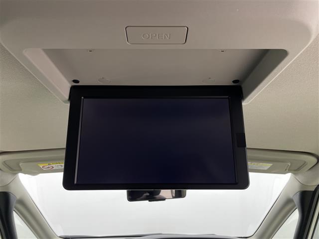 セレナ ハイウェイスターＶセレクションＩＩ　純正フリップダウンモニター　純正ナビ　全方位カメラ　プロパイロット　駐車支援システム　両側パワースライドドア　ビルトインＥＴＣ　ドライブレコーダー　衝突軽減ブレーキ　コーナーセンサー　純正フロアマット（2枚目）