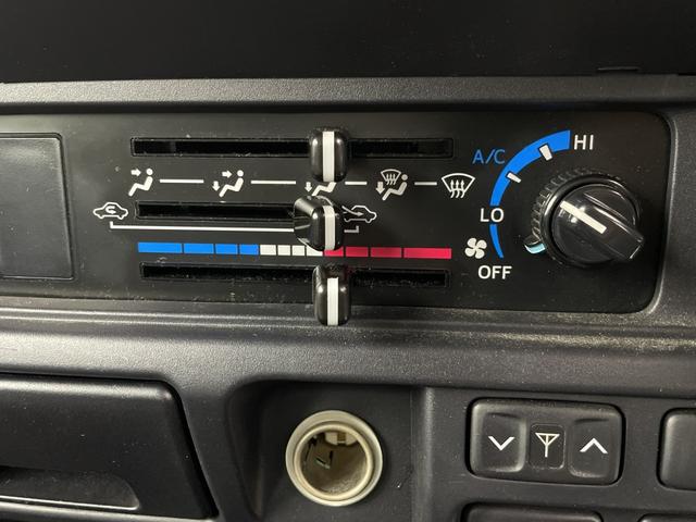 ランドクルーザー70 バン 社外ナビ バックカメラ 地デジフルセグ Bluetooth/CD/DVD ETC シガーソケット レベライザー 背面タイヤ 純正フロアマット トランスファーレバー アルミホイール サマータイヤ×4車載(13枚目)