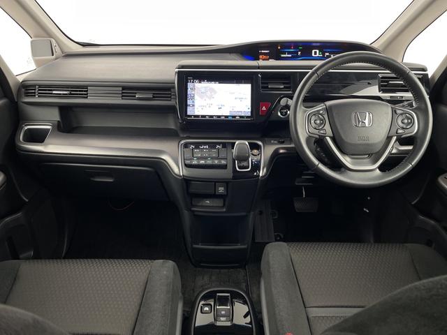 ステップワゴンスパーダ スパーダハイブリッド　Ｇ　ホンダセンシング　フリップダウンモニター　純正ナビ　バックカメラ　前後ドライブレコーダー　ビルトインＥＴＣ　両側パワースライドドア　衝突被害軽減ブレーキ　レーダークルーズコントロール　車線逸脱警報　純正アルミホイール（7枚目）