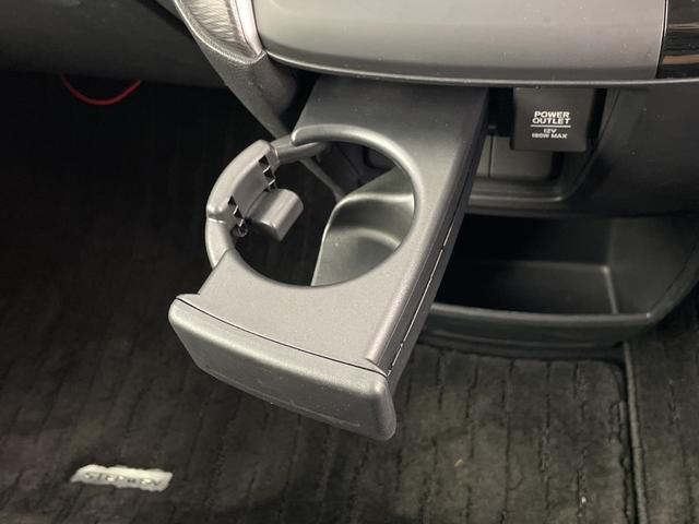 ステップワゴンスパーダ スパーダハイブリッド　Ｇ　ホンダセンシング　フリップダウンモニター　純正ナビ　バックカメラ　前後ドライブレコーダー　ビルトインＥＴＣ　両側パワースライドドア　衝突被害軽減ブレーキ　レーダークルーズコントロール　車線逸脱警報　純正アルミホイール（31枚目）