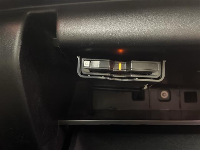 ＸＣ９０ Ｂ６　ＡＷＤ　Ｒデザイン　ハーマンカードンサウンド　純正ナビ　全方位カメラ　ＢＳＭ　自動駐車システム　パワーバックドア　前後ドライブレコーダー　ＥＴＣ　メモリ付きパワーシート　シートヒーター　アダプティブクルーズコントロール（17枚目）