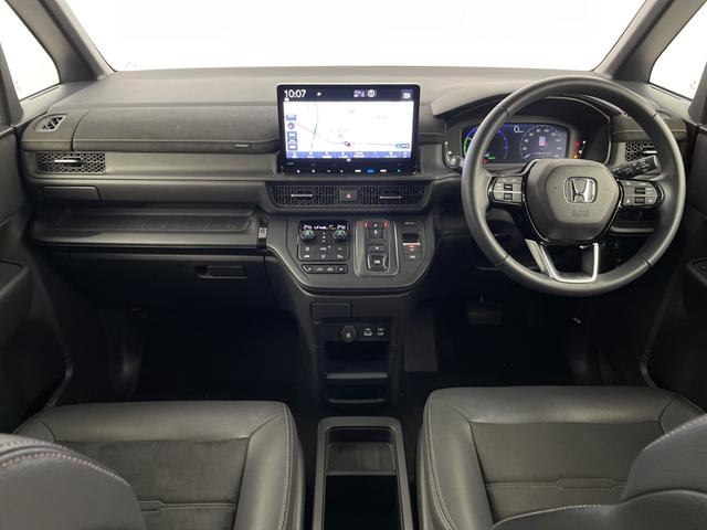 ステップワゴン ｅ：ＨＥＶスパーダ　プレミアムライン　後席モニター　純正ナビ　全方位カメラ　クルーズコントロール　ビルトインＥＴＣ　ＢＳＭ　電動リアゲート　両側パワースライドドア　オットマン　シートヒーター　アダプティブクルーズコントロール　パドルシフト（7枚目）