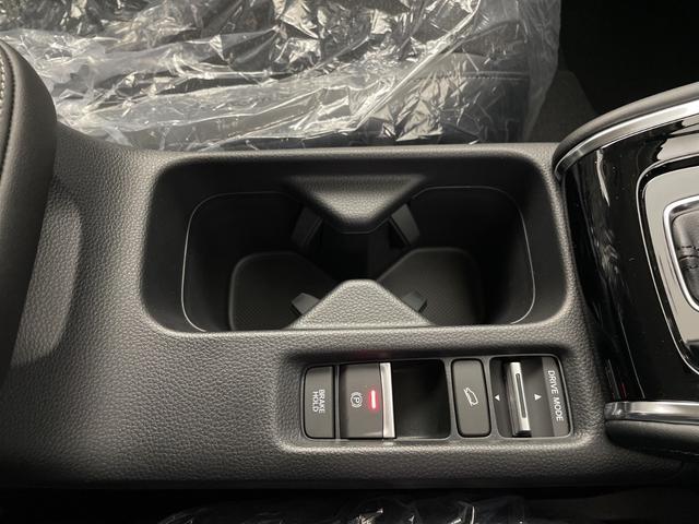 ヴェゼル ｅ：ＨＥＶ　Ｚ　登録済未使用車　純正ナビ　バックカメラ　ビルトインＥＴＣ２．０　ＢＳＭ　ワイヤレス充電器　前席シートヒーター　ステアリングヒーター　電動リアゲート　衝突軽減ブレーキ　アダプティブクルーズコントロール（29枚目）