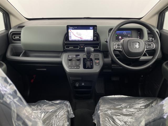 フリード ｅ：ＨＥＶクロスター　登録済未使用車　純正ナビ　バックカメラ　ＢＳＭ　シートヒーター　両側パワースライドドア　アダプティブクルーズコントロール　衝突軽減システム　電子パーキングシステム　ブレードホールド　純正アルミホイール（7枚目）