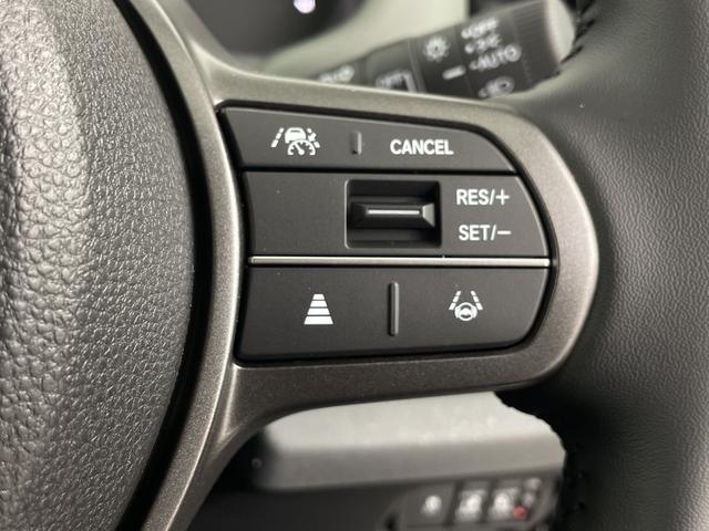 フリード ｅ：ＨＥＶクロスター　登録済未使用車　純正ナビ　バックカメラ　ＢＳＭ　シートヒーター　両側パワースライドドア　アダプティブクルーズコントロール　衝突軽減システム　電子パーキングシステム　ブレードホールド　純正アルミホイール（11枚目）