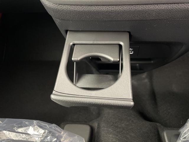 フリード ｅ：ＨＥＶクロスター　登録済未使用車　純正ナビ　バックカメラ　ＢＳＭ　シートヒーター　両側パワースライドドア　アダプティブクルーズコントロール　衝突軽減システム　電子パーキングシステム　ブレードホールド　純正アルミホイール（28枚目）