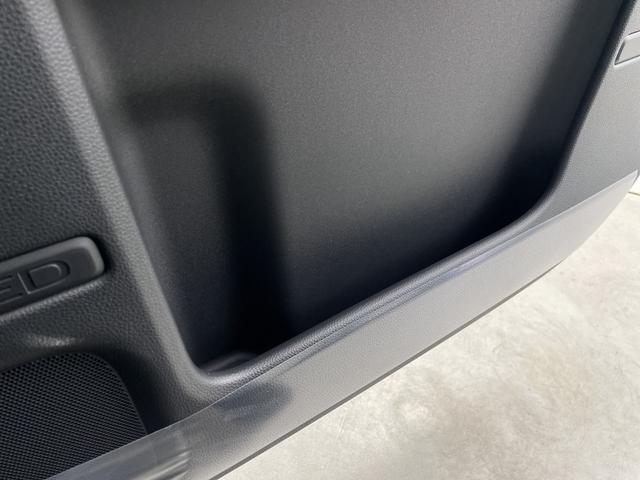 フリード ｅ：ＨＥＶクロスター　登録済未使用車　純正ナビ　バックカメラ　ＢＳＭ　シートヒーター　両側パワースライドドア　アダプティブクルーズコントロール　衝突軽減システム　電子パーキングシステム　ブレードホールド　純正アルミホイール（32枚目）