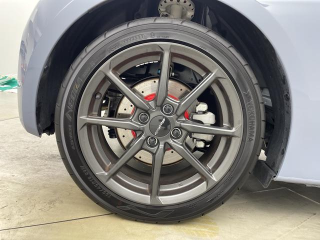 �w�b�h���C�g��p�K���X�R�[�e�B���O�w�w�b�h���C�g�R�[�g�x�̓K���X�햌�ŉ��΂݂Ȃǂ̕\�ʗ򉻂̗\�h�┭�~���ʂŉ���̕t����}��������ʂ����҂ł��܂��B