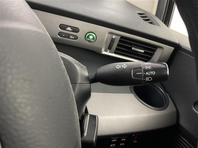 フリードハイブリッド ジャストセレクション　純正９インチナビ　ＡＭ／ＦＭ／ＣＤ／ＤＶＤ／ＴＶ　バックカメラ　両側パワースライドドア　クルーズコントロール　ビルトインＥＴＣ　前後ドライブレコーダー　純正フロアマット　オートライト　ドアバイザー（12枚目）