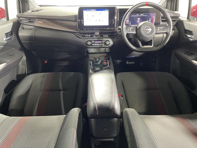 オーラ ニスモ 純正9型ナビ プロパイロット 全方位 インテリジェントルームミラー ハンドル支援 シートヒーター ワイヤレス充電 電動サイドブレーキ オートホールド BSM クリアランスソナー 純正フロアマット(2枚目)