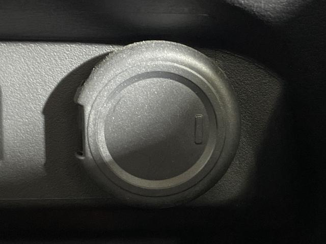 オーラ ニスモ 純正9型ナビ プロパイロット 全方位 インテリジェントルームミラー ハンドル支援 シートヒーター ワイヤレス充電 電動サイドブレーキ オートホールド BSM クリアランスソナー 純正フロアマット(27枚目)